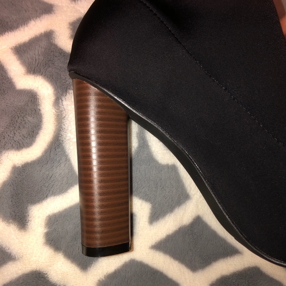 ❌SOLD❌ Black Mid Calf Boots - Picture 2 of 4